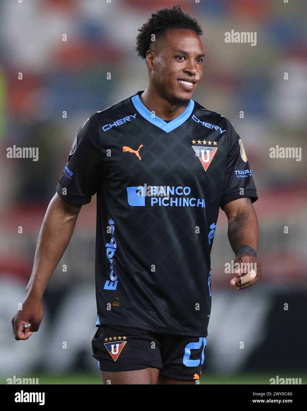 Lima, Peru. April 2024. Jhojan Julio von der LDU de Quito spielte während des CONMEBOL Libertadores Cup am 2. April 2024 im Monumental Stadium in Lima, Peru. (Foto: Miguel Marrufo/PRESSINPHOTO) Credit: PRESSINPHOTO SPORTS AGENCY/Alamy Live News Stockfoto