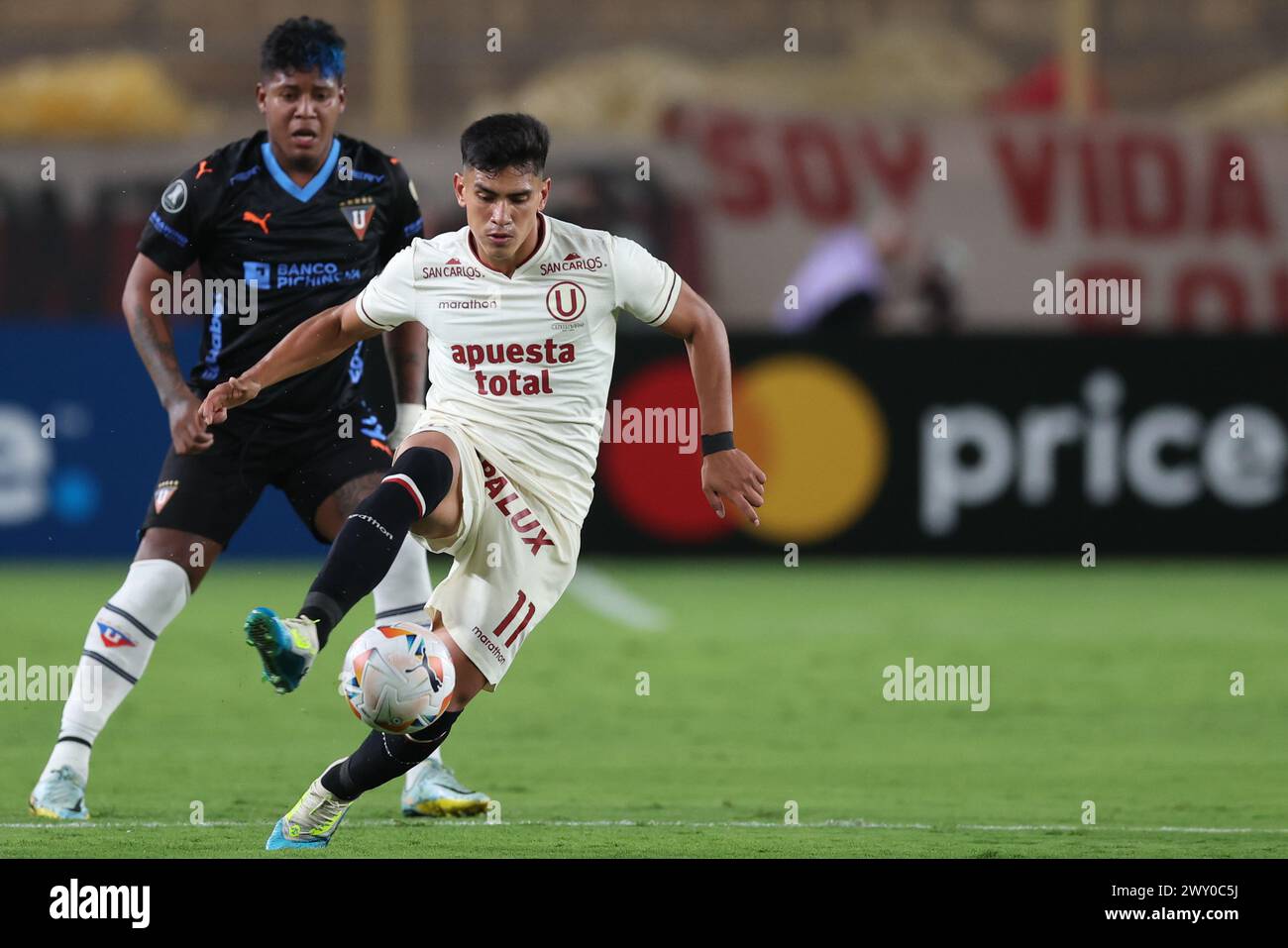 Lima, Peru. April 2024. Jose Rivera von der Universitario de Deportes während des CONMEBOL Libertadores Cup spielte am 2. April 2024 in Lima, Peru im Monumental Stadion, Gruppe D, DATE 1, zwischen Universitario de Deportes und Liga Deportiva Universitaria de Quito. (Foto: Miguel Marrufo/PRESSINPHOTO) Credit: PRESSINPHOTO SPORTS AGENCY/Alamy Live News Stockfoto