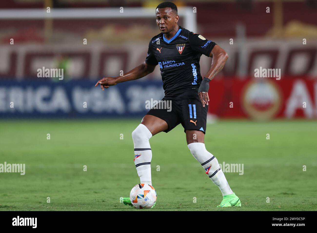 Lima, Peru. April 2024. Michael Estrada von der LDU de Quito während des CONMEBOL Libertadores Cup spielte am 2. April 2024 im Monumental Stadium in Lima, Peru. (Foto: Miguel Marrufo/PRESSINPHOTO) Credit: PRESSINPHOTO SPORTS AGENCY/Alamy Live News Stockfoto