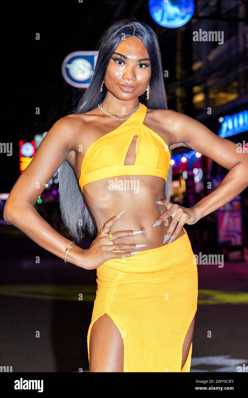 Sexy thailändischer Ladyboy posiert nachts in aufschlussreichem Outfit, Pattaya, Thailand Stockfoto