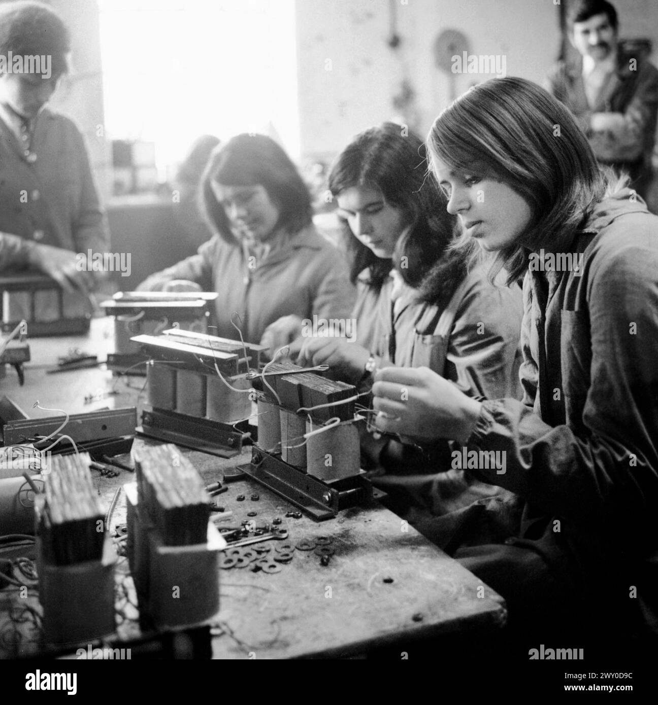 Die Sozialistische Republik Rumänien in den 1970er Jahren Junge Frauen, die in einer staatlichen Fabrik arbeiten. Stockfoto