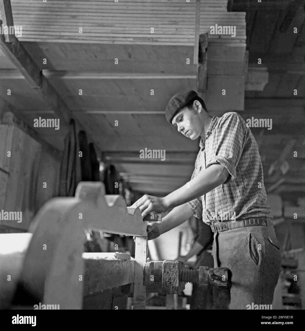 Die Sozialistische Republik Rumänien in den 1970er Jahren Arbeiter in einem staatlichen Sägewerk. Stockfoto