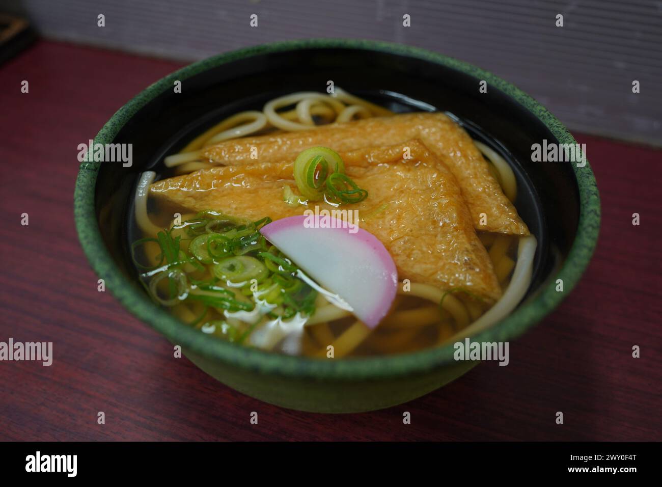 Udon im japanischen Stil mit großen Tofu-Stücken Stockfoto