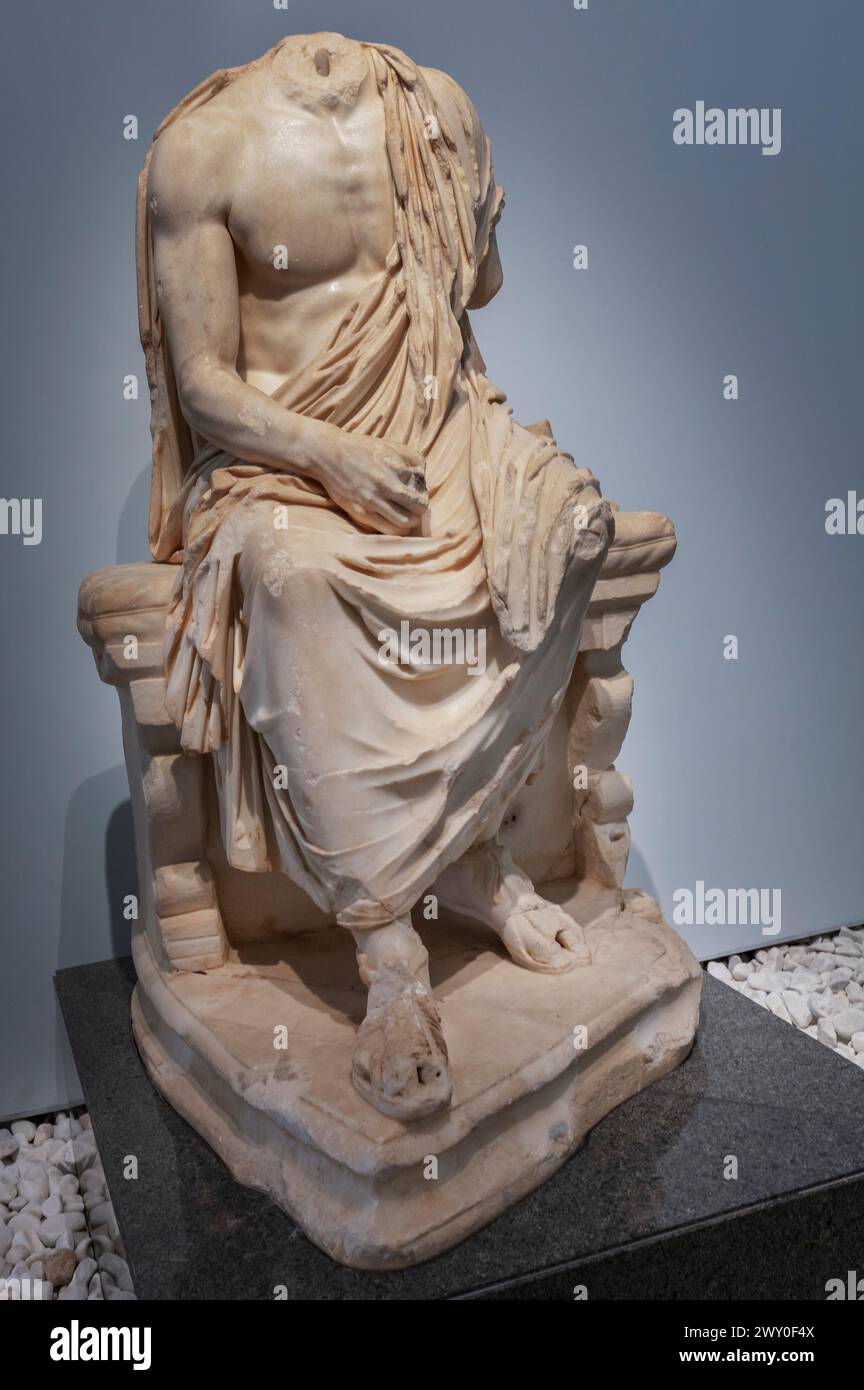 Skulptur des sitzenden Mannes in Toga im Museum, 2. Jahrhundert, Aphrodisias, Geyre, Provinz Aydin, Türkei Stockfoto