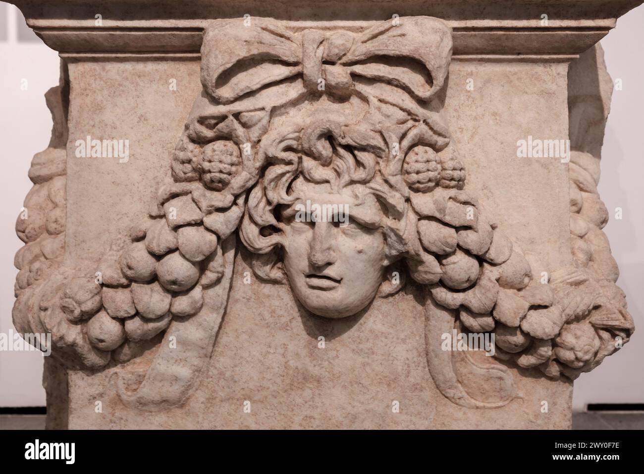 Relief mit Frauenkopf mit Girlande, römische Sebasteion Reliefskulptur im Museum, Aphrodisias, Geyre, Provinz Aydin, Türkei Stockfoto