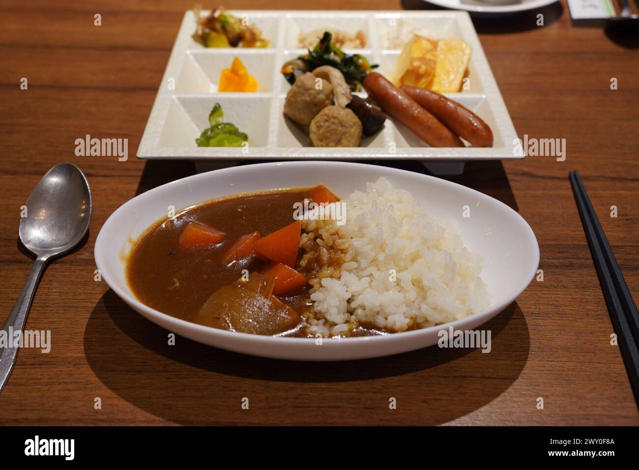Reis mit Curry und Fleischbällchen in einem japanischen Restaurant Stockfoto