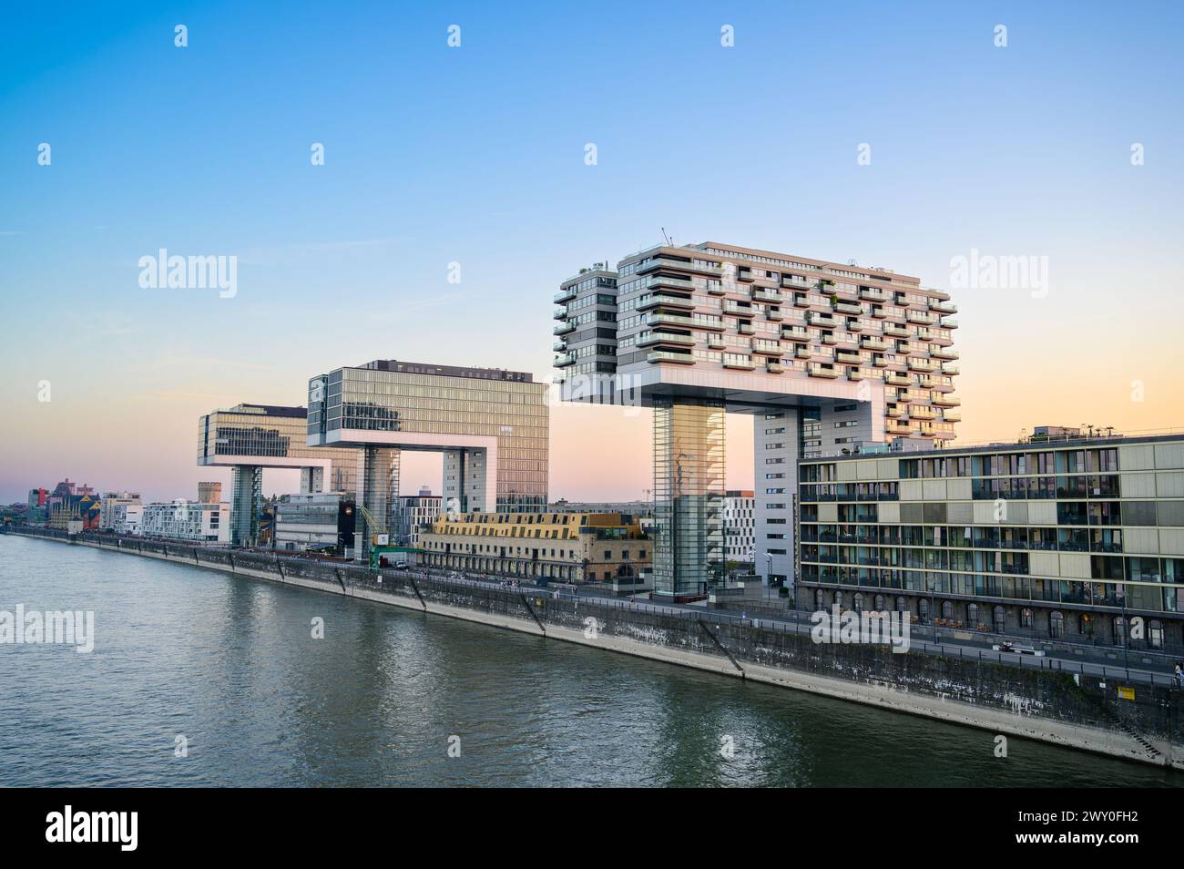 Promenade am Rheinhafen in Köln: Moderne Wohn- und Bürogebäude säumen den formellen Industriehafen Stockfoto