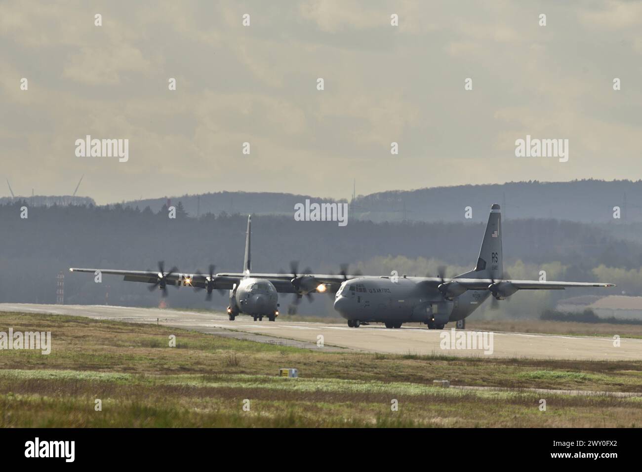 2.4.2024 Luftwaffenstützpunkt Ramstein der US Luftwaffenstützpunkt Ramstein Luftwaffenstützpunkt in Rheinland Pfalz. Überwiegende logistische Aufgaben werden hier erfüllt, doch auch Evakuierungen wurden in der Vergangenheit über die Luftwaffenbasis Ramstein abgewickelt. Im Bild zwei Lockheed Hercules C130 Transportmaschinen. Ramstein Miesenbach US Air Base Rheinland Pfalz Deutschland *** 2 4 2024 Luftwaffenstützpunkt Ramstein Luftwaffenstützpunkt Ramstein in Rheinland-Pfalz werden hier hauptsächlich logistische Aufgaben ausgeführt, aber auch Evakuierungen wurden in der Vergangenheit über den Luftwaffenstützpunkt Ramstein abgewickelt Stockfoto