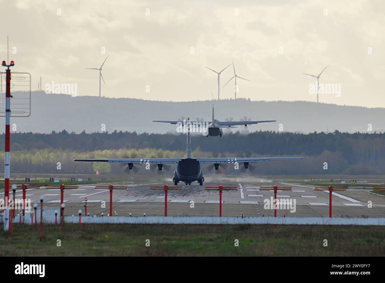 2.4.2024 Luftwaffenstützpunkt Ramstein der US Luftwaffenstützpunkt Ramstein Luftwaffenstützpunkt in Rheinland Pfalz. Überwiegende logistische Aufgaben werden hier erfüllt, doch auch Evakuierungen wurden in der Vergangenheit über die Luftwaffenbasis Ramstein abgewickelt. Im Bild zwei Lockheed Hercules C130 Transportmaschinen. Ramstein Miesenbach US Air Base Rheinland Pfalz Deutschland *** 2 4 2024 Luftwaffenstützpunkt Ramstein Luftwaffenstützpunkt Ramstein in Rheinland-Pfalz werden hier hauptsächlich logistische Aufgaben ausgeführt, aber auch Evakuierungen wurden in der Vergangenheit über den Luftwaffenstützpunkt Ramstein abgewickelt Stockfoto