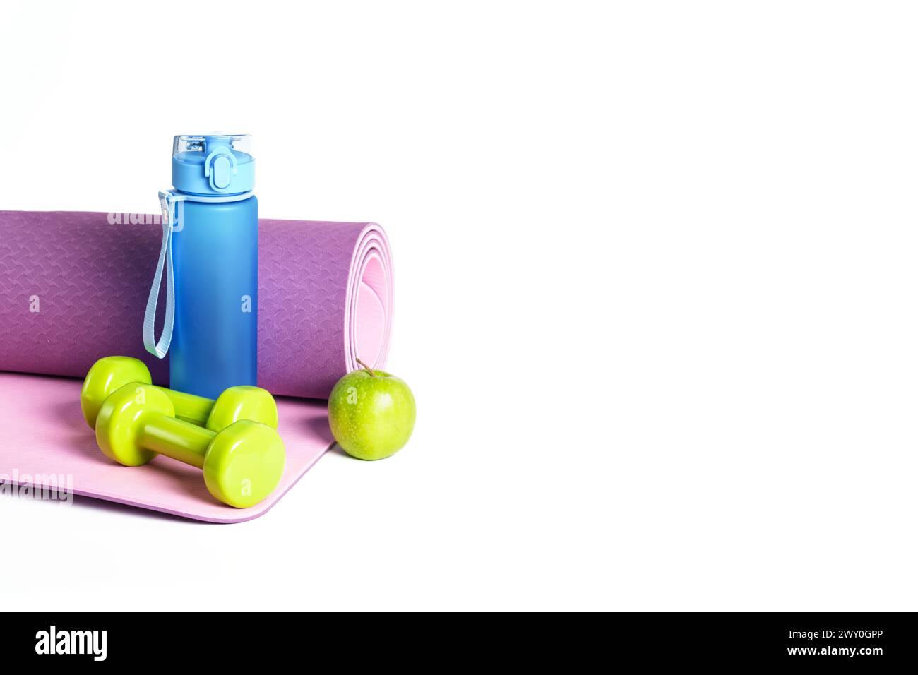Yogamatte und Wasserflasche isoliert auf weißem Hintergrund. Stockfoto