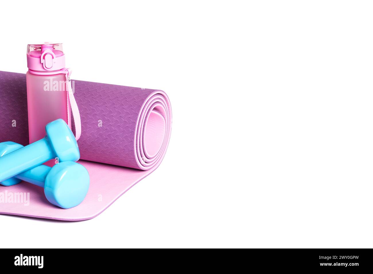Yogamatte und Wasserflasche isoliert auf weißem Hintergrund. Stockfoto