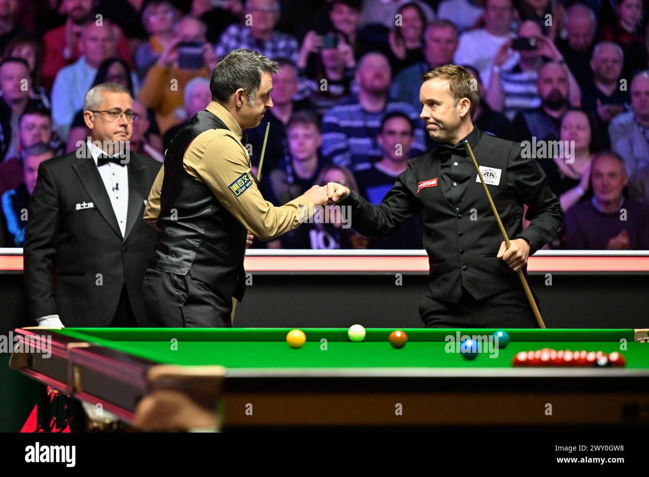 Die beiden Spieler Ronnie O'Sullivan (links) und Ali Carter (rechts) stoßen vor dem Beginn des Spiels während der Johnstone’s Paint Tour Championship in Manchester Central, Manchester, Großbritannien, 3. April 2024 (Foto: Cody Froggatt/News Images) Stockfoto