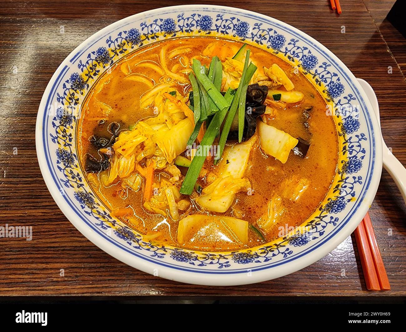 Jjamppong, eine koreanische Nudelsuppe nach chinesischer Art mit roten, scharfen Meeresfrüchten- oder Schweinefleisch-Brühe, die mit Chili-Pulver gewürzt wird. Stockfoto