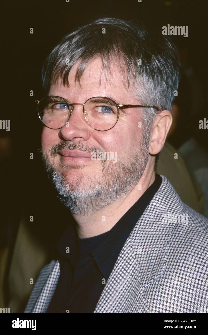 Christopher Durang ist verstorben. Christopher Durang nimmt am 5. April 2001 an der Eröffnungsnacht von Follies im Belasco Theatre in New York Teil. Foto: Henry McGee/MediaPunch Stockfoto