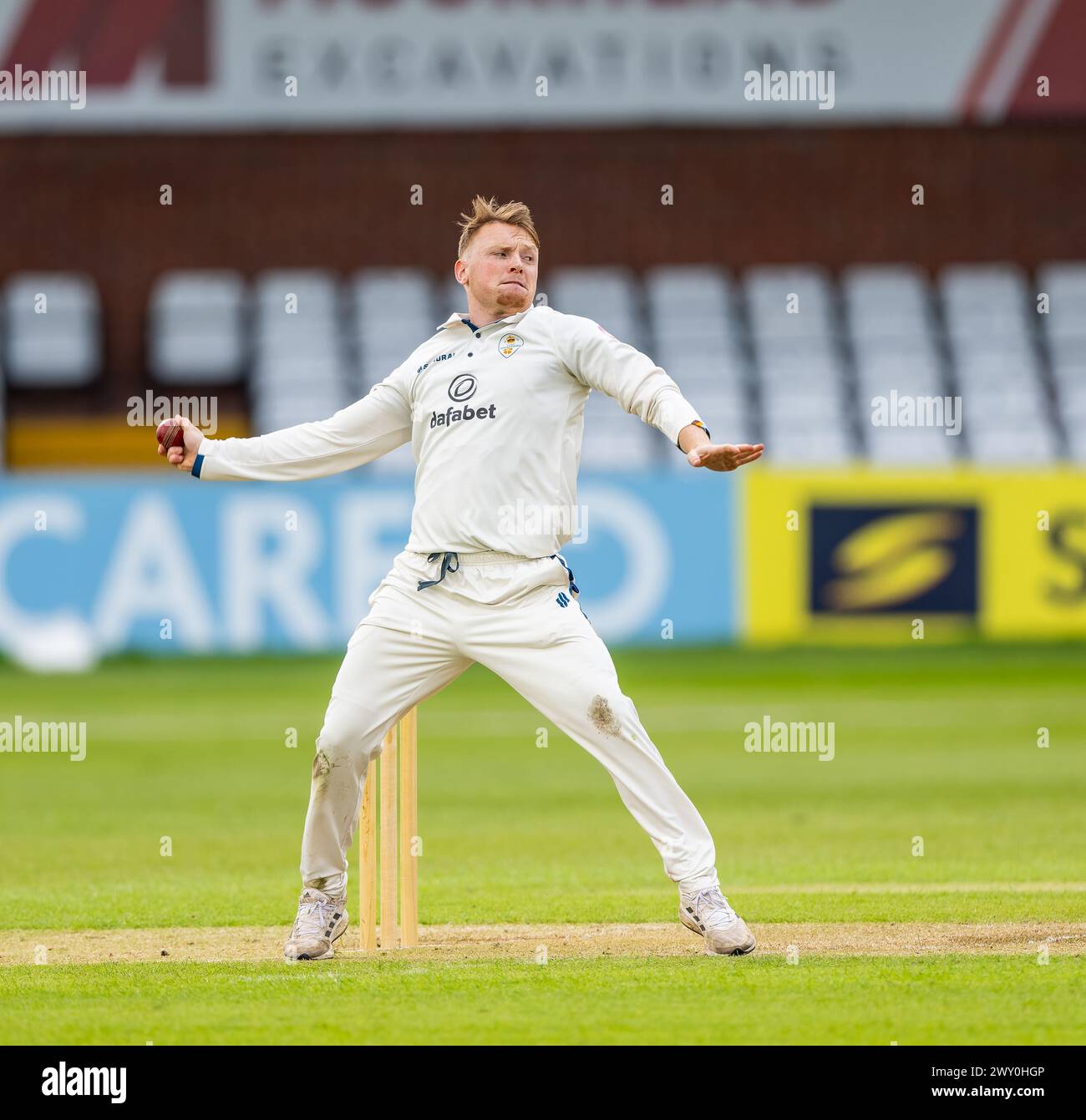 Harry kam für Derbyshire in einem Freundschaftsspiel vor der Saison gegen Leeds/Bradford UCCE zum Bowling Stockfoto