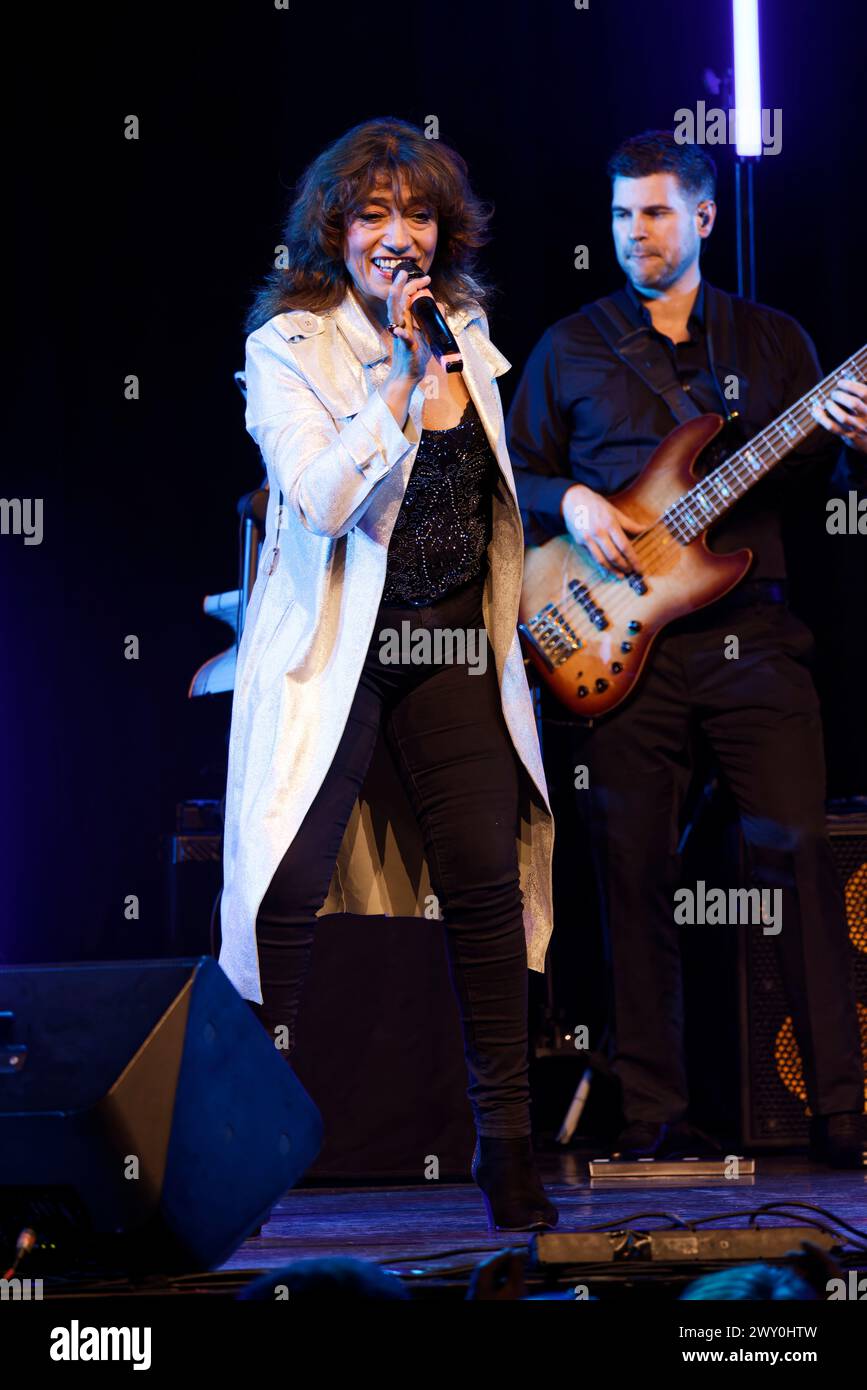 Paris, Frankreich. April 2024. Patsy tritt auf der Bühne des Bobino Theaters für die Party der 80er-90er-Jahre am 2. April 2024 in Paris auf. Konzert der CitéStars Association zugunsten benachteiligter, misshandelter und/oder behinderter Kinder. Quelle: Bernard Menigault/Alamy Live News Stockfoto