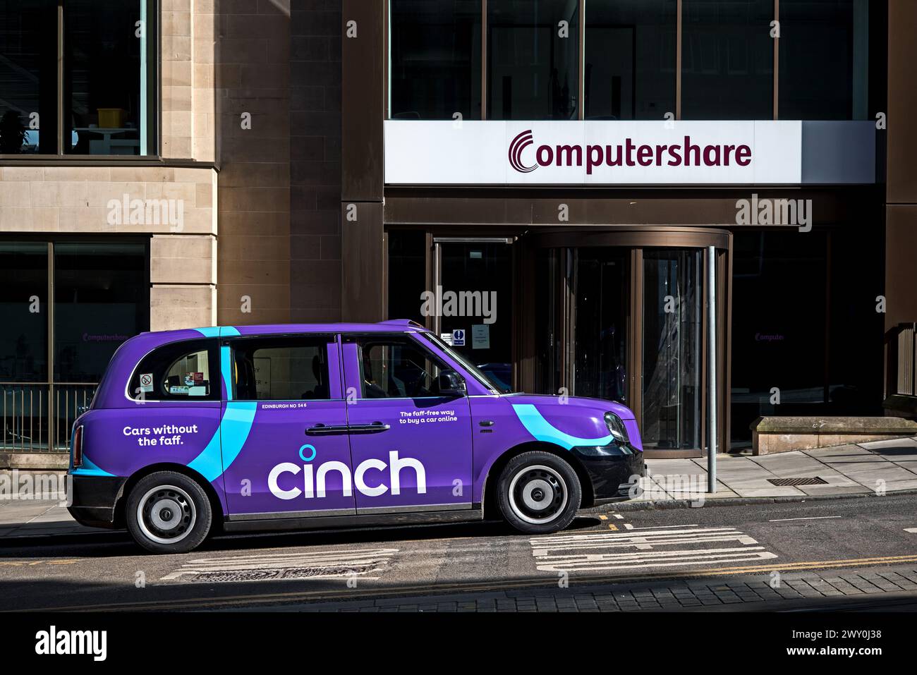Edinburgh Taxi mit Cinch-Werbung vor Computershare-Büros in St Andrew Square, Edinburgh, Schottland, Großbritannien. Stockfoto