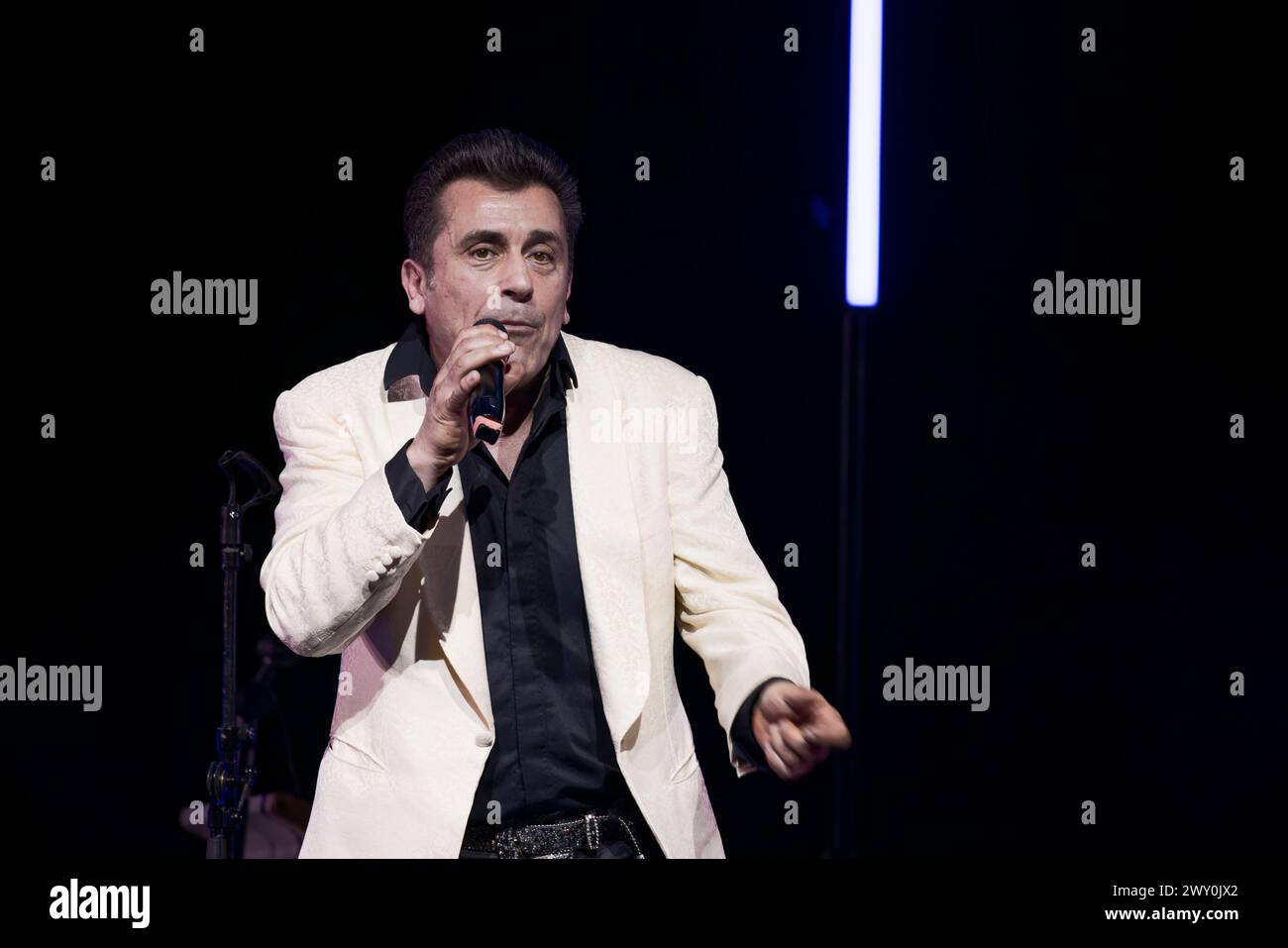 Paris, Frankreich. April 2024. Les Forbans mit Albert Kassabi treten auf der Bühne des Bobino Theaters für die Party der 80er-90er-Jahre am 2. April 2024 in Paris auf. Konzert der CitéStars Association zugunsten benachteiligter, misshandelter und/oder behinderter Kinder. Quelle: Bernard Menigault/Alamy Live News Stockfoto