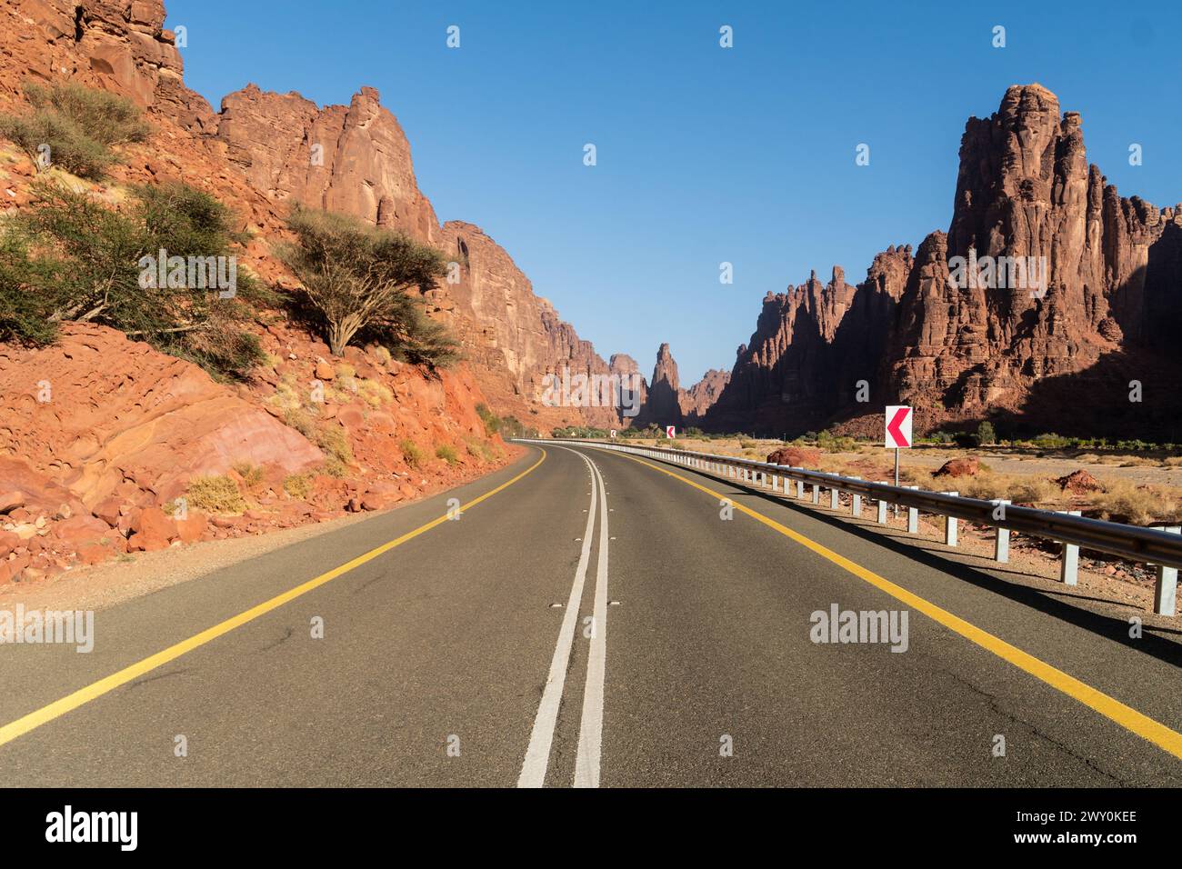 Die Straße nach Wadi Al Disah, einem berühmten atemberaubenden Canyon und einer Oase in der Nähe von Tabuk in Saudi-Arabien im Nahen Osten Stockfoto