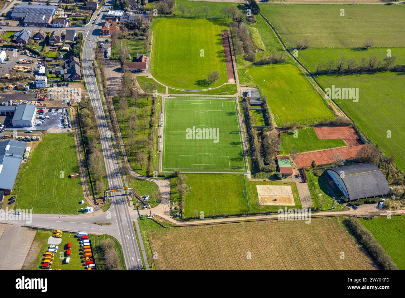 Luftbild, Lindenstadion Fußballstadion und Tennisplätze mit Tennishalle, Sportverein SV Haldern 1920 e.V., Haldern, Rees, Nordrhein-Westfalen, Deutschland ACHTUNGxMINDESTHONORARx60xEURO *** Luftansicht, Lindenstadion Fußballstadion und Tennisplätze mit Tennishalle, Sportverein SV Haldern 1920 e V , Haldern, Rees, Nordrhein-Westfalen, Deutschland ACHTUNGxMINDESTHORAX60xRxEURO Stockfoto