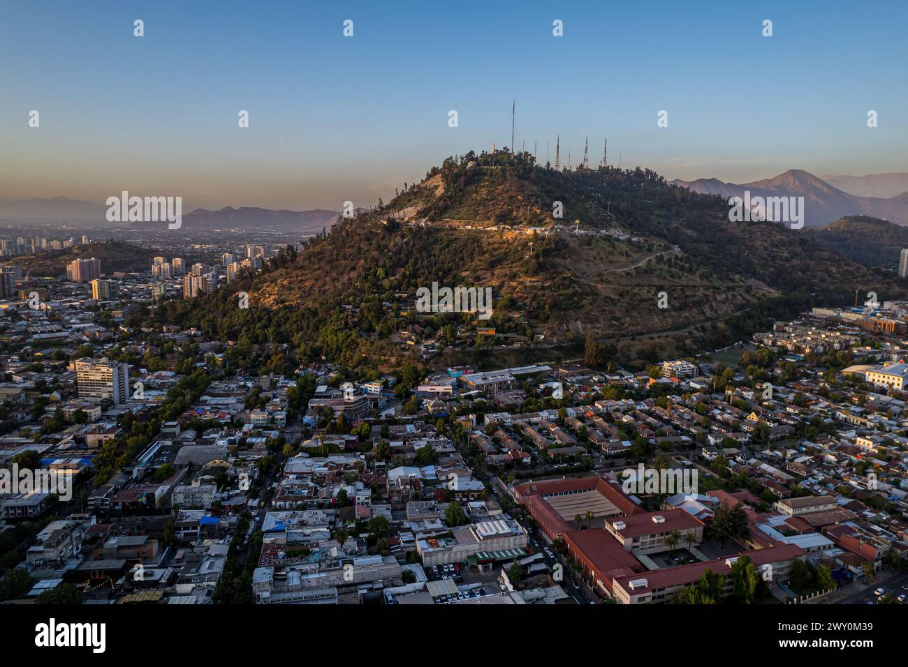 Wunderschöner Blick aus der Vogelperspektive auf den Hügel San Cristobal und die Stadt Santiago de Chile Stockfoto