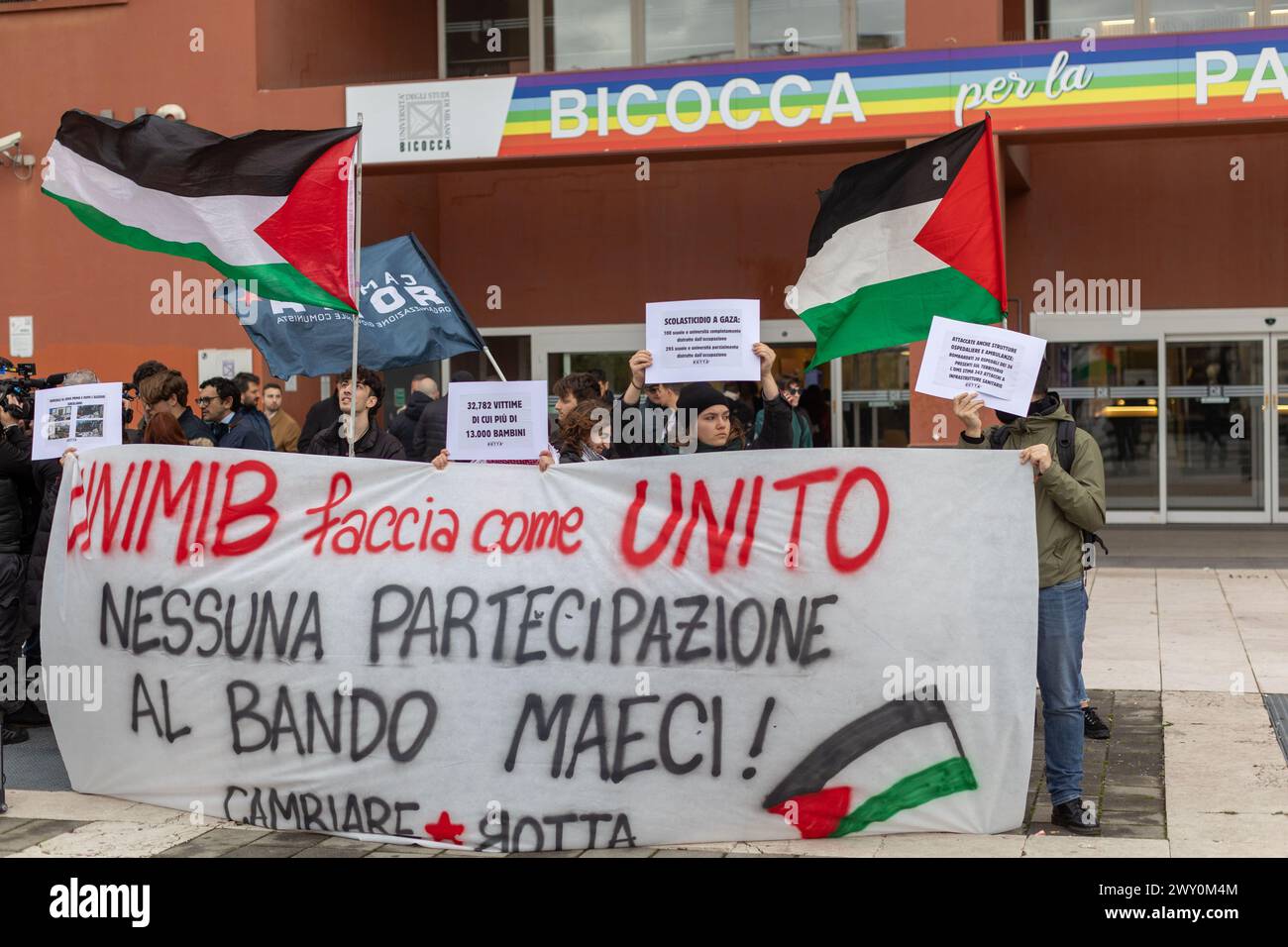 Mailand, Italien. April 2024. Presidio pro Palestina davanti all'Universit&#xe0; Bicocca durante il Senato Accademico - Cronaca - Milano, Italia - Mercoled&#xec;, 3. April 2024 (Foto Stefano Porta/LaPresse) Pro-Palestine-Demonstration vor der Bicocca-Universität während des Akademischen Senats - Nachrichten - Nachrichten - Milano, Italien - Mittwoch, 3. April 2024 (Foto Stefano Porta/LaPresse) Credit: LaPresse/Alamy Live News Stockfoto