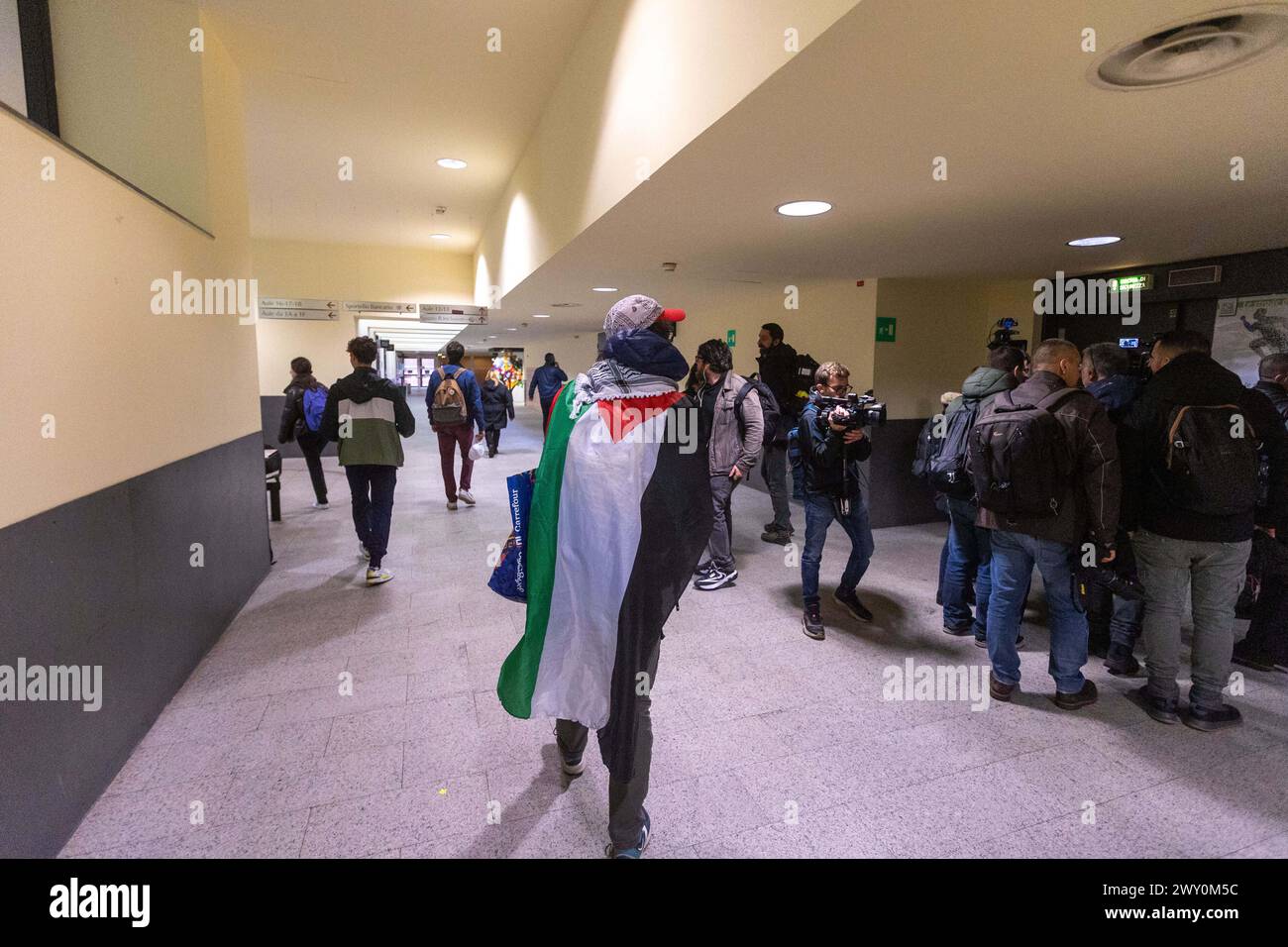 Mailand, Italien. April 2024. Presidio pro Palestina davanti all'Universit&#xe0; Bicocca durante il Senato Accademico - Cronaca - Milano, Italia - Mercoled&#xec;, 3. April 2024 (Foto Stefano Porta/LaPresse) Pro-Palestine-Demonstration vor der Bicocca-Universität während des Akademischen Senats - Nachrichten - Nachrichten - Milano, Italien - Mittwoch, 3. April 2024 (Foto Stefano Porta/LaPresse) Credit: LaPresse/Alamy Live News Stockfoto