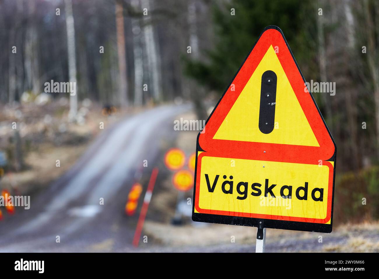 Schilder und Symbole, Verkehrszeichen Warnung vor Straßenschäden (auf schwedisch: Vägskada). Stockfoto