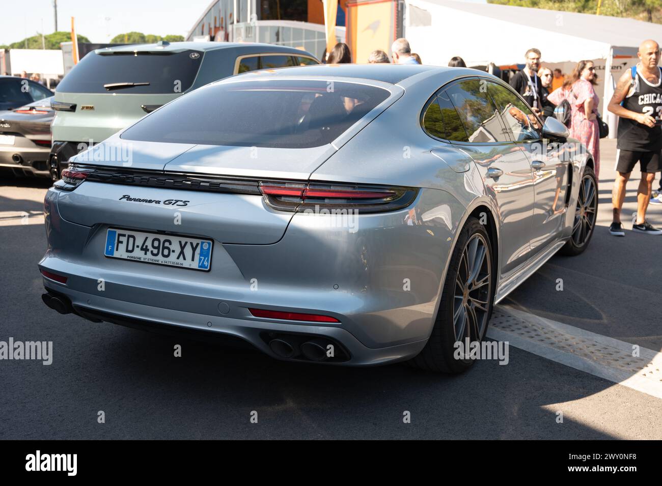 Rückansicht einer deutschen Luxus-Sportlimousine, der silbernen Porsche Panamera GTS Stockfoto