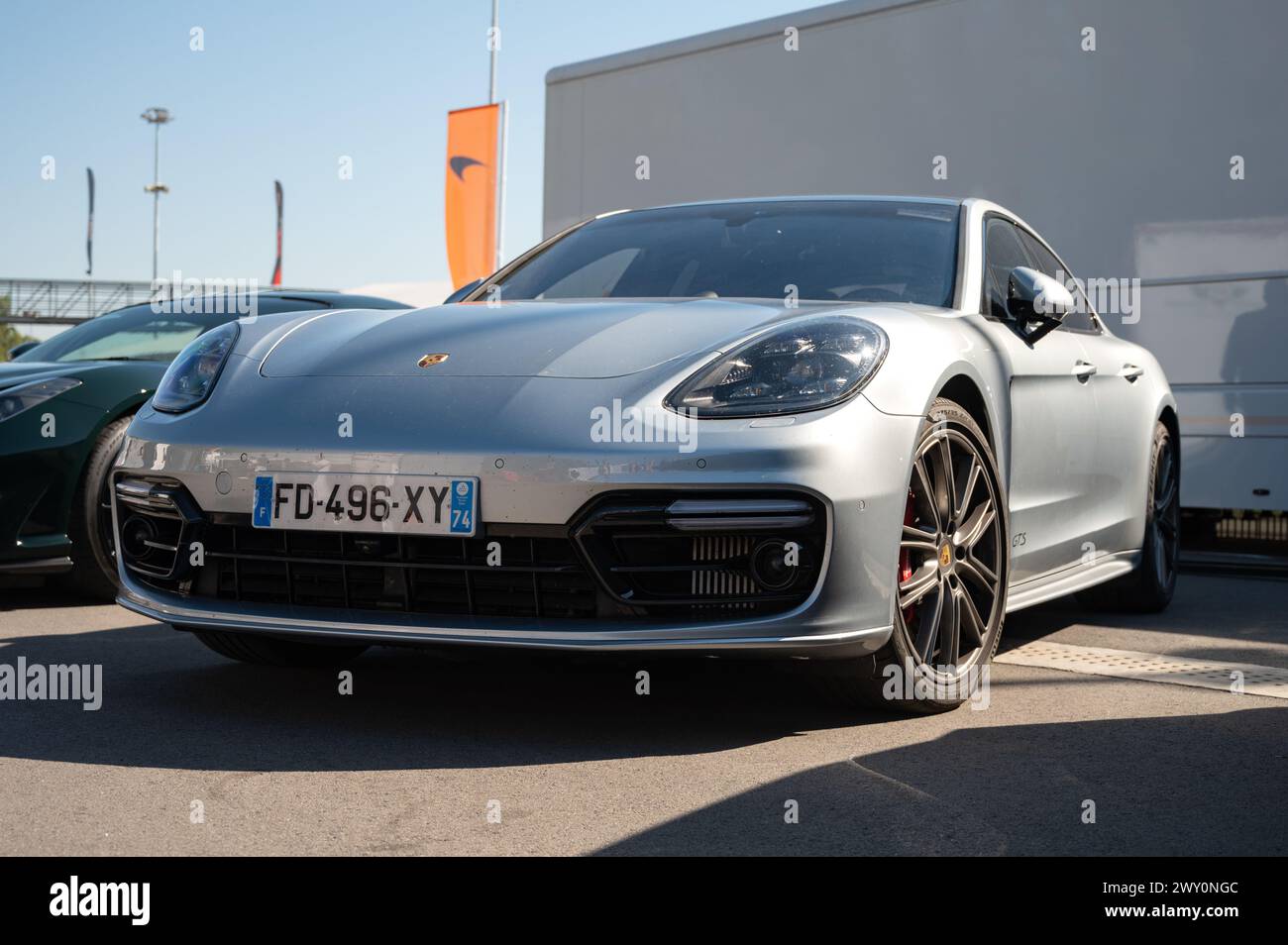 Vorderansicht einer deutschen Luxus-Sportlimousine, der silbernen Porsche Panamera GTS Stockfoto