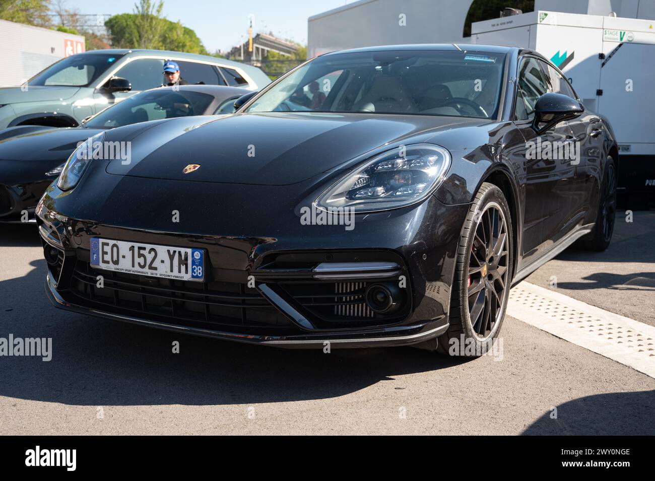 Vorderansicht einer deutschen Luxus-Sportlimousine, der schwarze Porsche Panamera Turbo Stockfoto