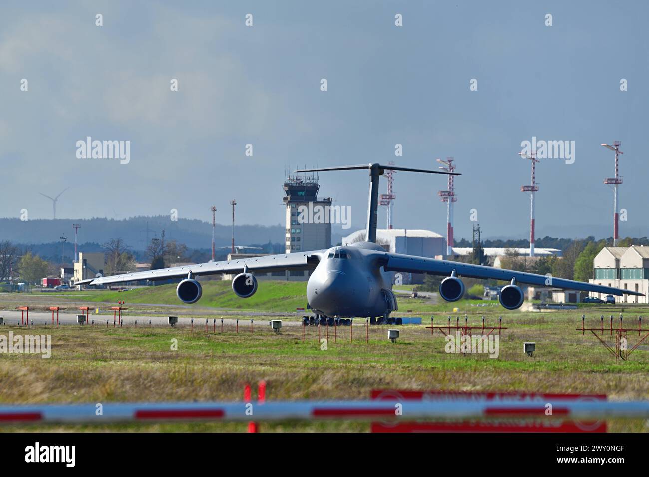 2.4.2024 Luftwaffenstützpunkt Ramstein der US Luftwaffenstützpunkt Ramstein Luftwaffenstützpunkt in Rheinland Pfalz. Überwiegende logistische Aufgaben werden hier erfüllt, doch auch Evakuierungen wurden in der Vergangenheit über die Luftwaffenbasis Ramstein abgewickelt. Im Bild eine Lockheed C5 Galaxy Transportmaschine. Ramstein Miesenbach US Air Base Rheinland Pfalz Deutschland *** 2 4 2024 Luftwaffenstützpunkt Ramstein Luftwaffenstützpunkt Ramstein in Rheinland-Pfalz werden hier hauptsächlich logistische Aufgaben ausgeführt, doch Evakuierungen wurden in der Vergangenheit auch über den Luftwaffenstützpunkt Ramstein abgewickelt im Bild ein Lockheed C5 Galaxy Transport A Stockfoto