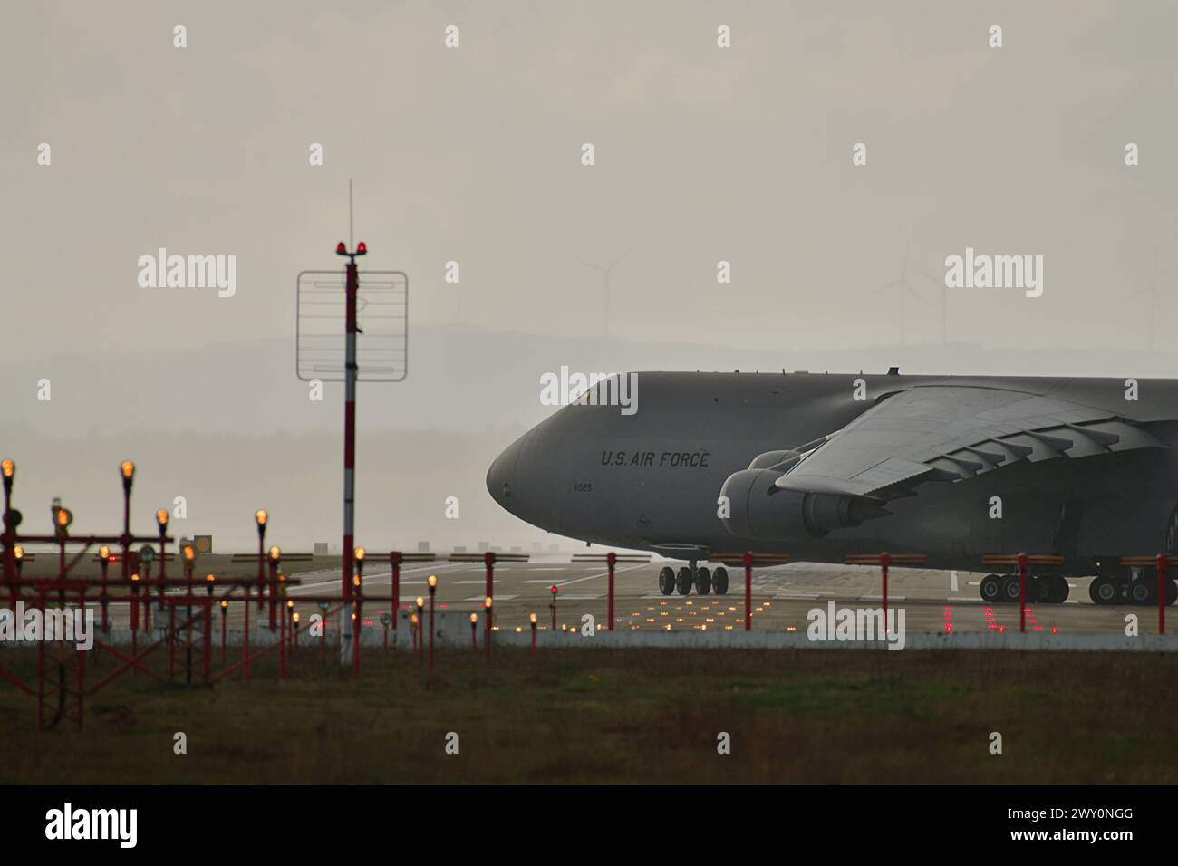 2.4.2024 Luftwaffenstützpunkt Ramstein der US Luftwaffenstützpunkt Ramstein Luftwaffenstützpunkt in Rheinland Pfalz. Überwiegende logistische Aufgaben werden hier erfüllt, doch auch Evakuierungen wurden in der Vergangenheit über die Luftwaffenbasis Ramstein abgewickelt. Im Bild eine Lockheed C5 Galaxy Transportmaschine. Ramstein Miesenbach US Air Base Rheinland Pfalz Deutschland *** 2 4 2024 Luftwaffenstützpunkt Ramstein Luftwaffenstützpunkt Ramstein in Rheinland-Pfalz werden hier hauptsächlich logistische Aufgaben ausgeführt, doch Evakuierungen wurden in der Vergangenheit auch über den Luftwaffenstützpunkt Ramstein abgewickelt im Bild ein Lockheed C5 Galaxy Transport A Stockfoto