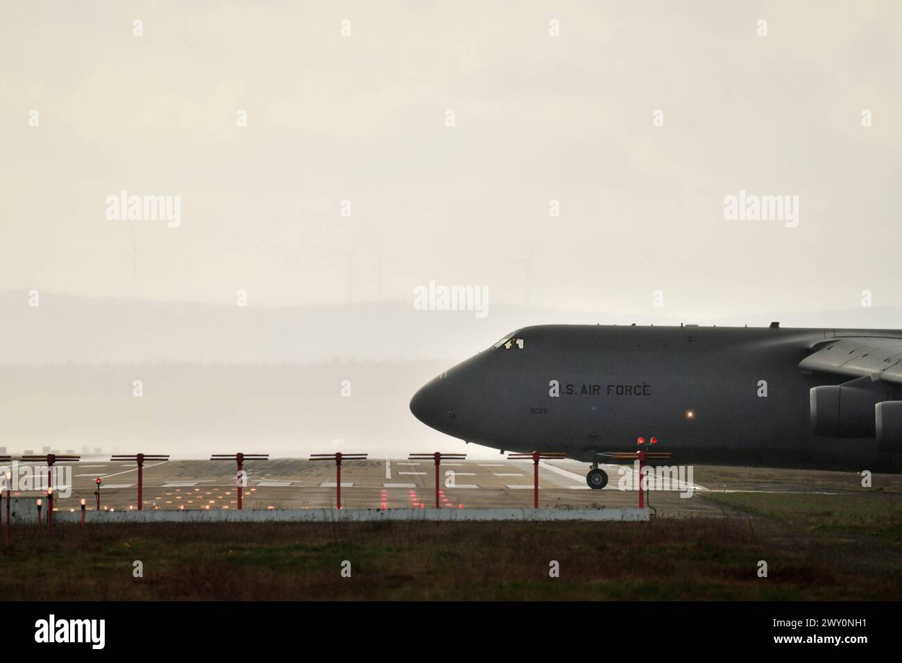 2.4.2024 Luftwaffenstützpunkt Ramstein der US Luftwaffenstützpunkt Ramstein Luftwaffenstützpunkt in Rheinland Pfalz. Überwiegende logistische Aufgaben werden hier erfüllt, doch auch Evakuierungen wurden in der Vergangenheit über die Luftwaffenbasis Ramstein abgewickelt. Im Bild eine Lockheed C5 Galaxy Transportmaschine. Ramstein Miesenbach US Air Base Rheinland Pfalz Deutschland *** 2 4 2024 Luftwaffenstützpunkt Ramstein Luftwaffenstützpunkt Ramstein in Rheinland-Pfalz werden hier hauptsächlich logistische Aufgaben ausgeführt, doch Evakuierungen wurden in der Vergangenheit auch über den Luftwaffenstützpunkt Ramstein abgewickelt im Bild ein Lockheed C5 Galaxy Transport A Stockfoto