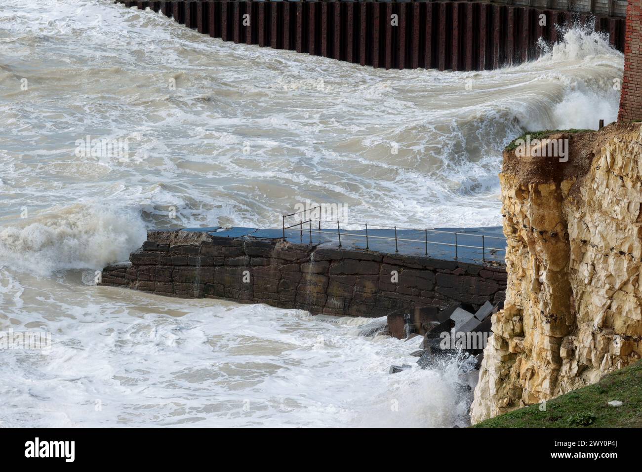 Raues, windiges Wetter seaford Coastal Splash Point Area große Wellen an kalten Frühlingstagen mächtige Seeschlachten mit Küstenbarrieren und Klippen Stockfoto