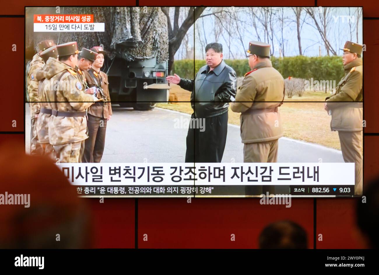 Südkoreas 24-Stunden-YTN zeigt, wie der nordkoreanische Führer Kim Jong UN(C) den Start einer Hwasongpho-16B, einer neuen Art von festgetriebenen ballistischen Mittelstreckenrakete, die mit einem neu entwickelten Hyperschallflieger-Sprengkopf ausgestattet ist, auf einem Fernseher am Gangnam Express Bus Terminal in Seoul inspiziert. Nordkorea gab am 3. April bekannt, dass es erfolgreich eine neue Art von feststoffbetriebenen ballistischen Raketen mit mittlerer Reichweite getestet habe, die mit einem neu entwickelten Hyperschallgleiter-Sprengkopf ausgestattet sind, und fügte hinzu, dass alle von Nordkorea entwickelten Raketen nun über feste Brennstoffe und nukleare Sprengköpfe verfügen Stockfoto