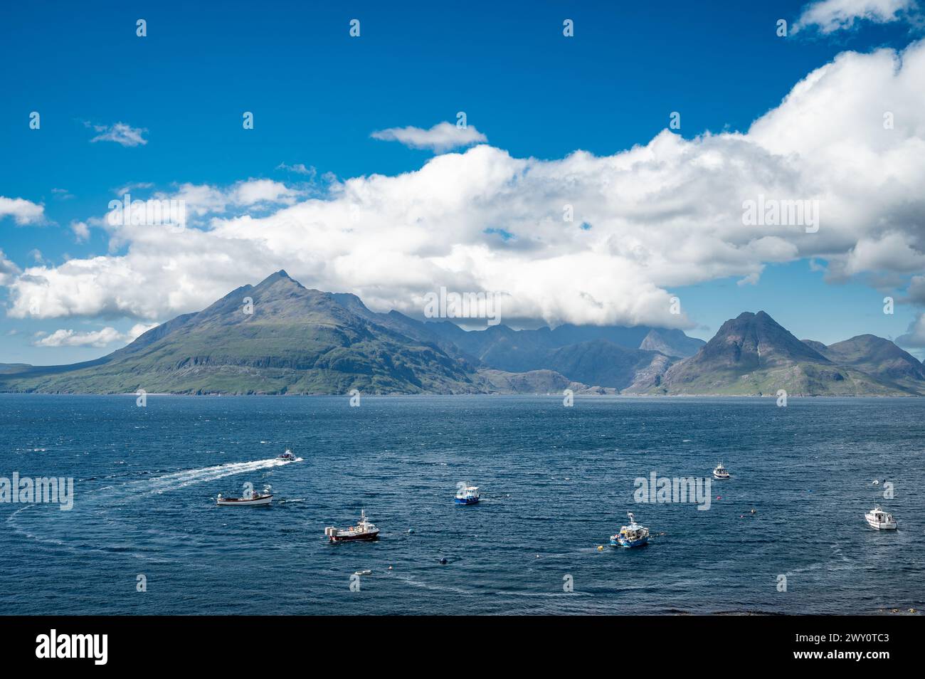 Blick von Elgol über Sea Loch, Fischerboote und Berge, Isle of Skye, Schottland, Großbritannien Stockfoto