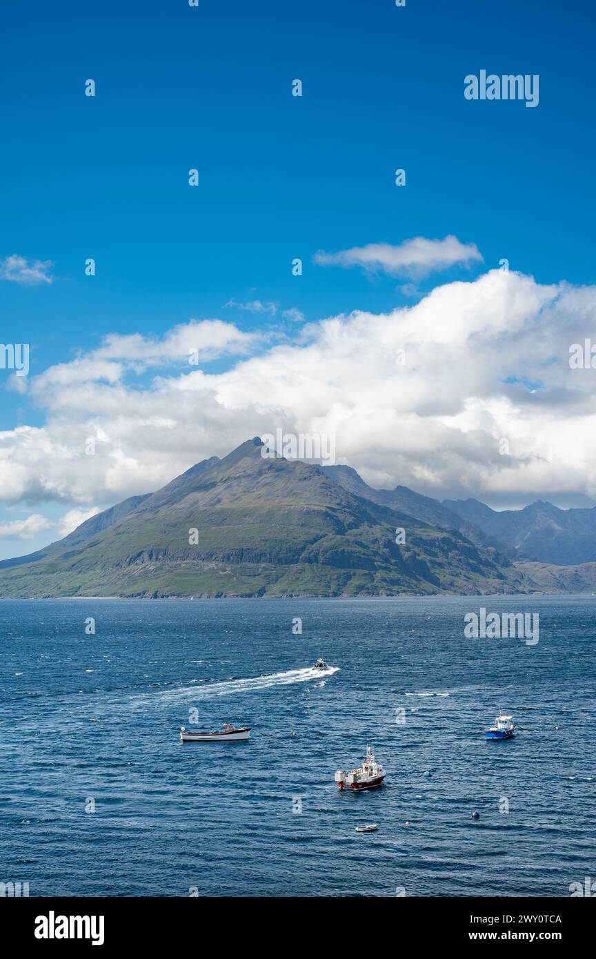 Blick von Elgol über Sea Loch, Fischerboote und Berge, Isle of Skye, Schottland, Großbritannien Stockfoto