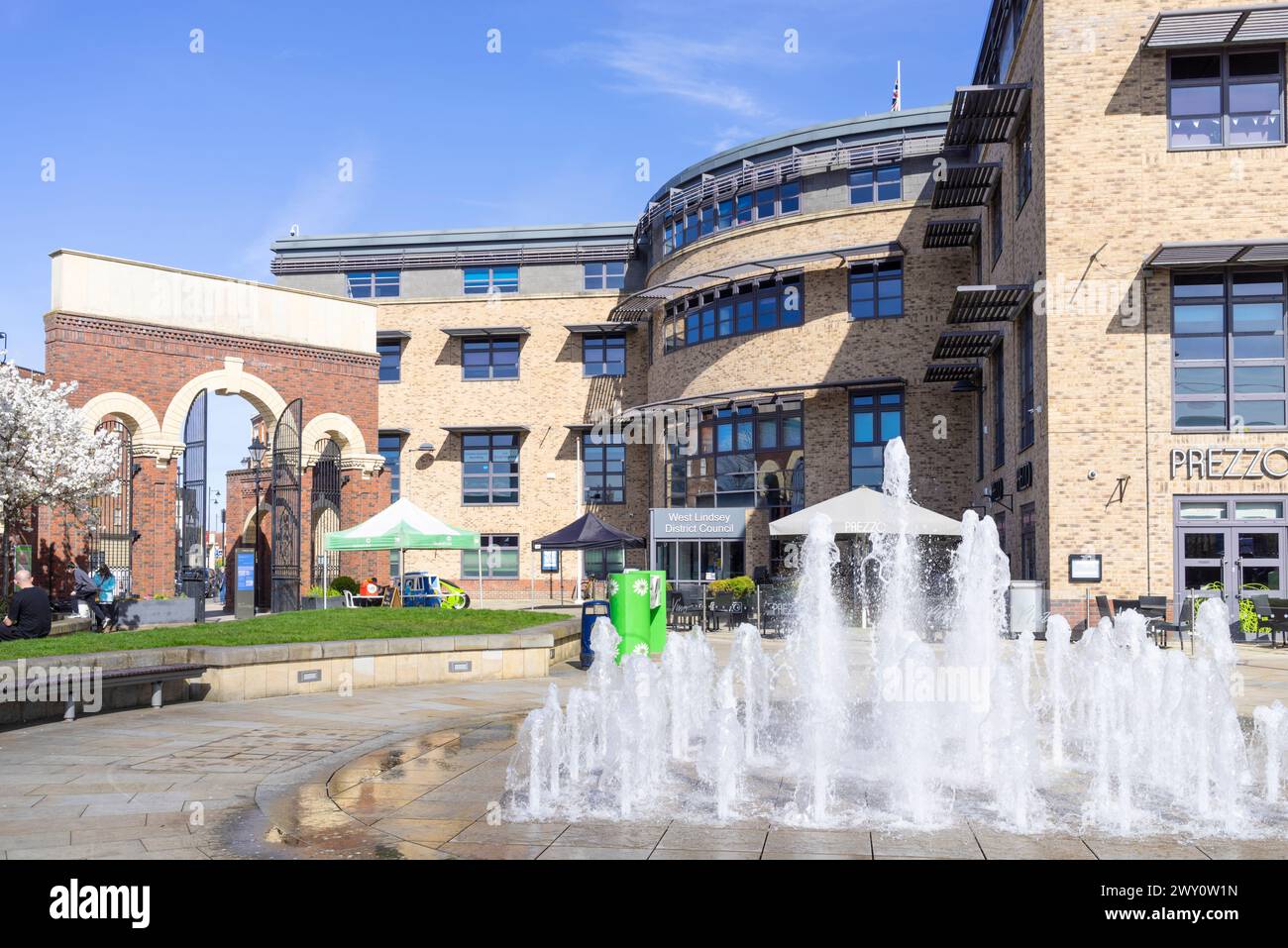 Gainsborough die Büros und Brunnen des Guildhall West Lindsey District Council Marshall's Yard Beaumont Street Gainsborough Lincolnshire England UK GB Stockfoto
