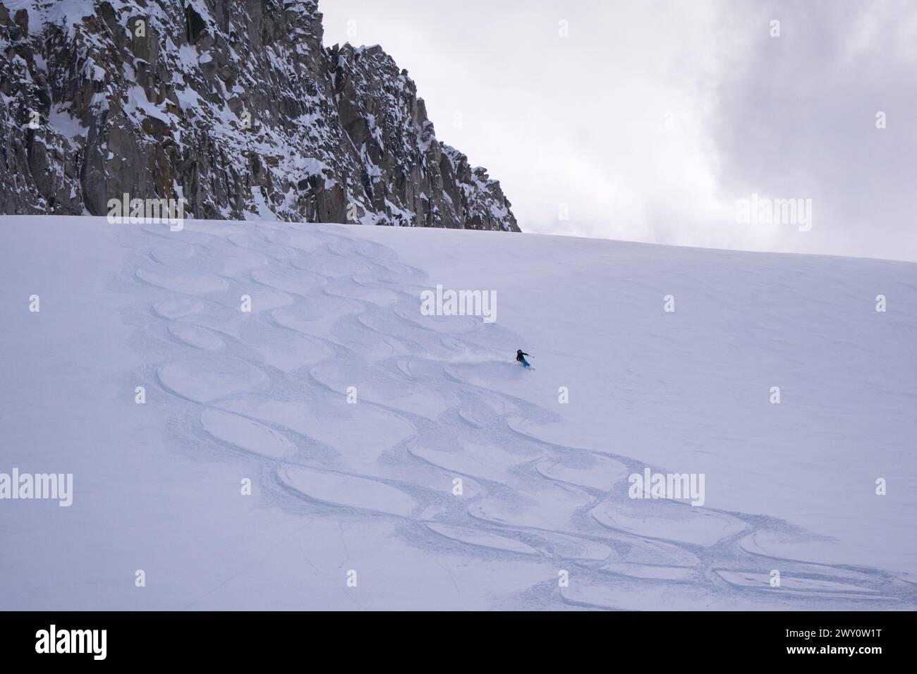 Skifahren in frischem Pulverschnee im Backcountry von British Columbia Stockfoto