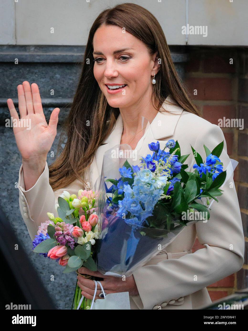 Catherine, Herzogin von Cambridge, Kate Middleton besucht das Royal College of Midwives (RCM), Smiling and Waving, London, Großbritannien Stockfoto