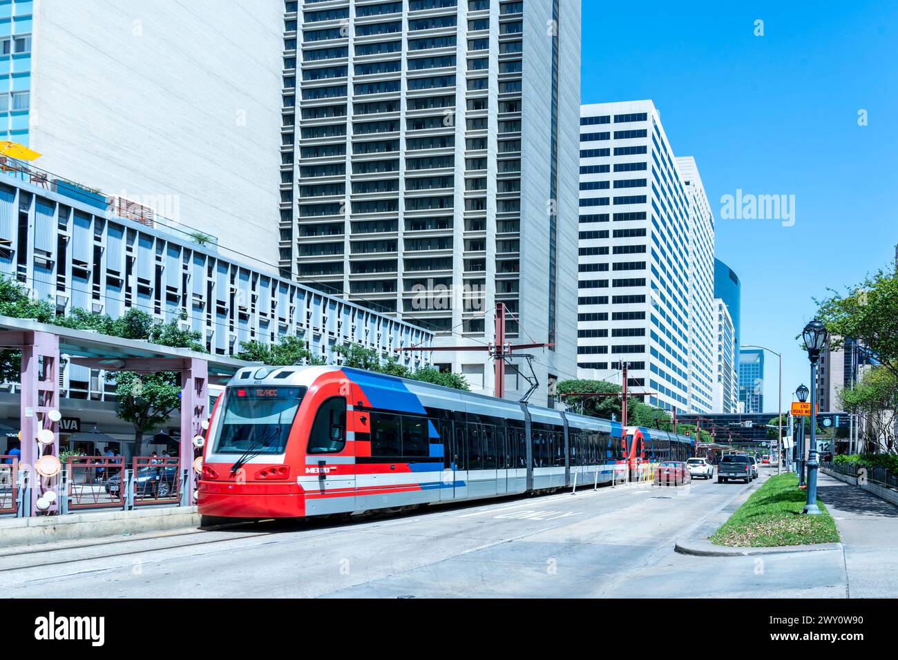 Houston, Texas, USA - 3. April 2024: Ein Straßenbahnwagen der Red Line im Texas Medical Center in Houston, Texas, USA. Stockfoto