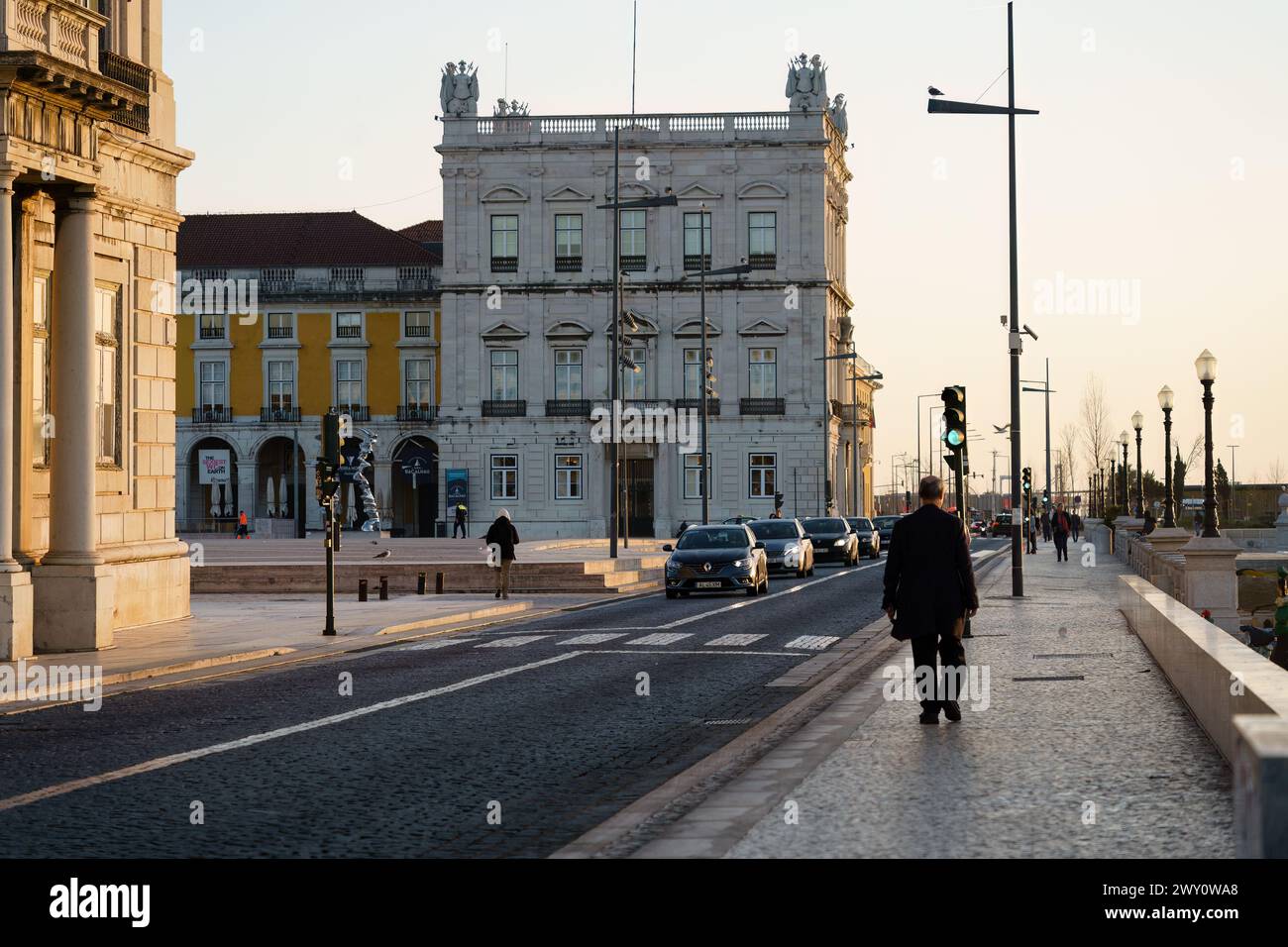 Seaside Street Av. Ribeira das Naus neben Praca do comercio in Lissabon, Portugal. Februar 2024. Stockfoto