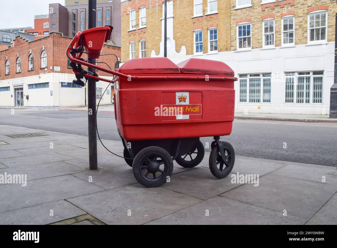 London, Großbritannien. April 2024. Ein Postzustellwagen wird auf einer Straße in Central London geparkt, da International Distributions Services (IDS), der Eigentümer von Royal Mail, vorschlägt, dass Postzustellungen zweiter Klasse auf zwei- oder dreimal pro Woche reduziert werden sollten, um die Kosten zu senken. (Foto: Vuk Valcic/SOPA Images/SIPA USA) Credit: SIPA USA/Alamy Live News Stockfoto