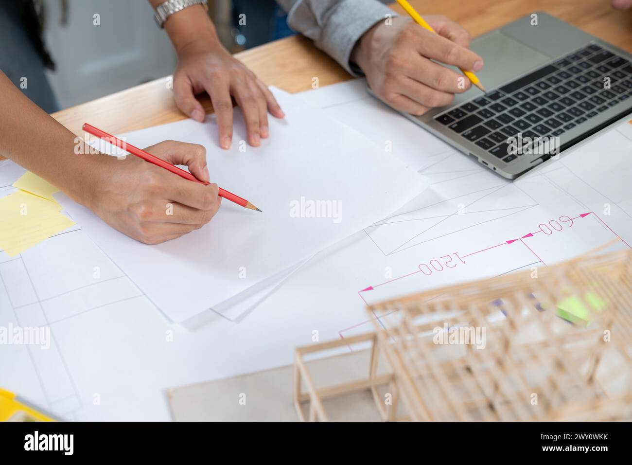 Ein Architekt arbeitet an Hausdesigns und Modellen im Büro Stockfoto