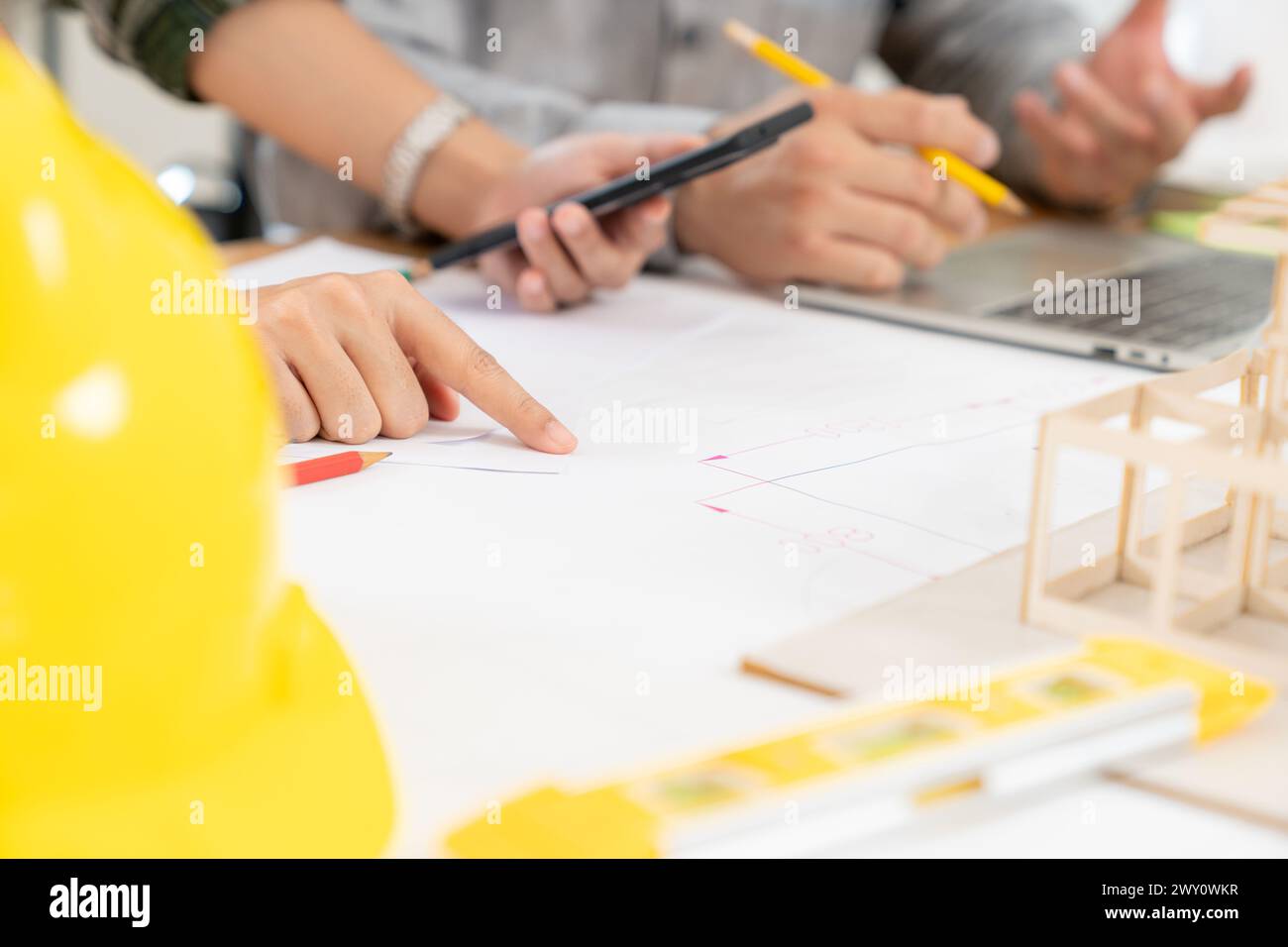 Ein Architekt arbeitet an Hausdesigns und Modellen im Büro Stockfoto
