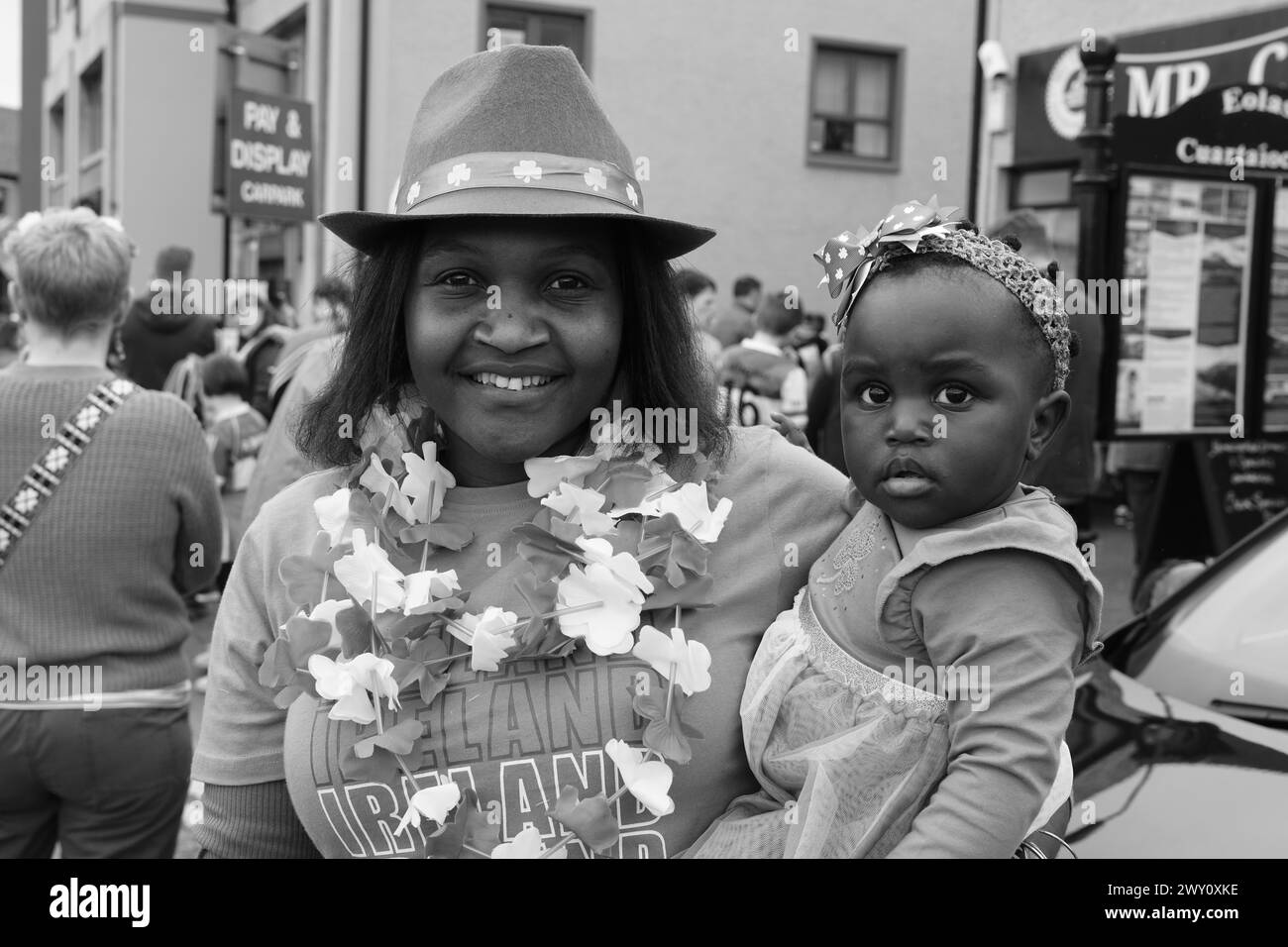 St. Patrick's Day in Letterkenny Co. Donegal, Irland in Schwarz-weiß. Stockfoto