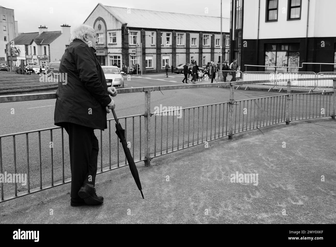 St. Patrick's Day in Letterkenny Co. Donegal, Irland in Schwarz-weiß. Stockfoto