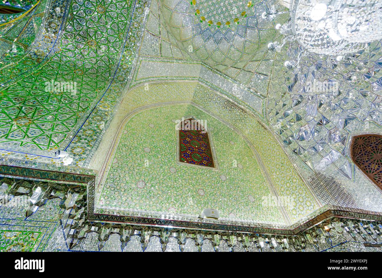 Shiraz, Iran - 29. Februar 2024: Das Innere des Ali Ebne Hamze Heiligtum (Ali Ibn Hamza Mausoleum) glänzt mit smaragdähnlichen Reflexen. Stockfoto