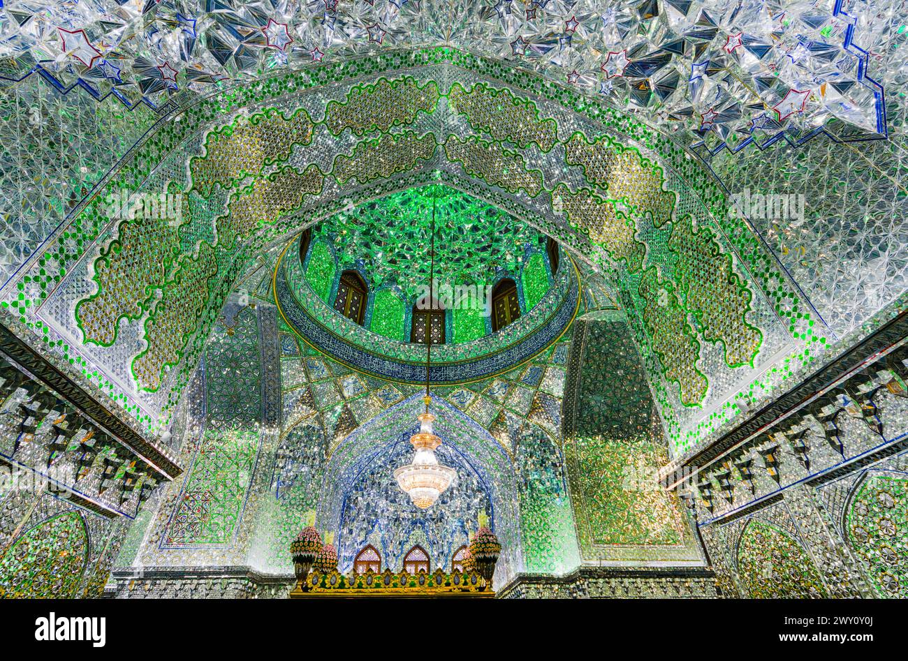 Shiraz, Iran - 29. Februar 2024: Das Innere des Ali Ebne Hamze Heiligtum (Ali Ibn Hamza Mausoleum) glänzt mit smaragdähnlichen Reflexen. Stockfoto